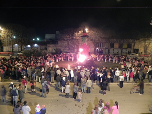 La noche de San Juan en la noche de Necochea poco antes de prender la figura de la Sorgiña. Obsérvese la gran altura que alcanza su muñeco (foto EE)